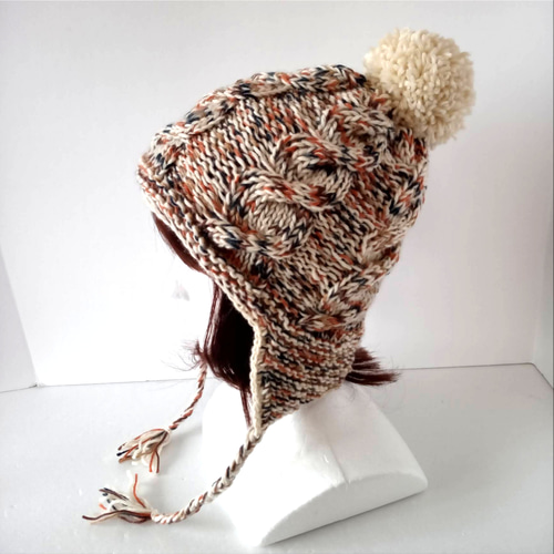 47耳あて付きニット帽 ポンポン付き 三つ編み付き オレンジ✕ベージュ