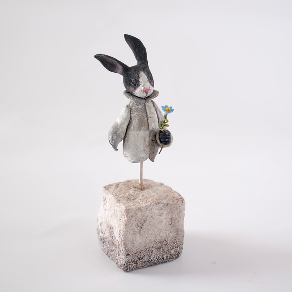 花とウサギ -  (塑像) 3枚目の画像