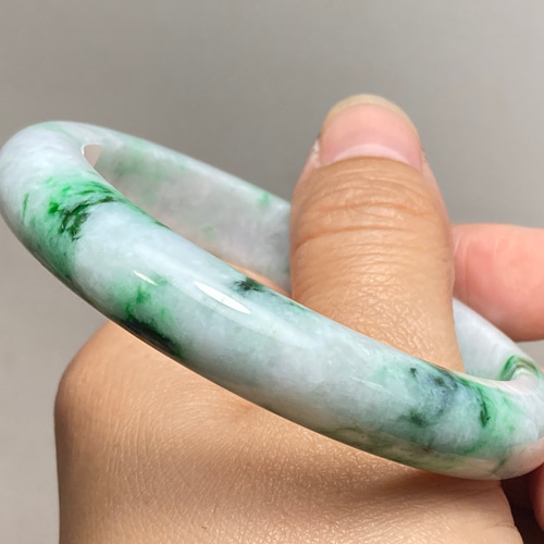 本翡翠、純ブルー緑花柄丸型バングル　〜58.5 本翡翠バングル 80.2gの買取実績｜色石BANK