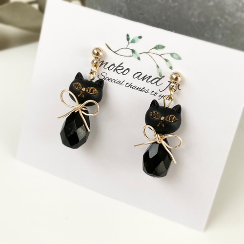 ワイヤーリボンをつけた黒猫とチェコビーズのピアス／フック