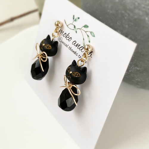 ワイヤーリボンをつけた黒猫とチェコビーズのピアス／フック