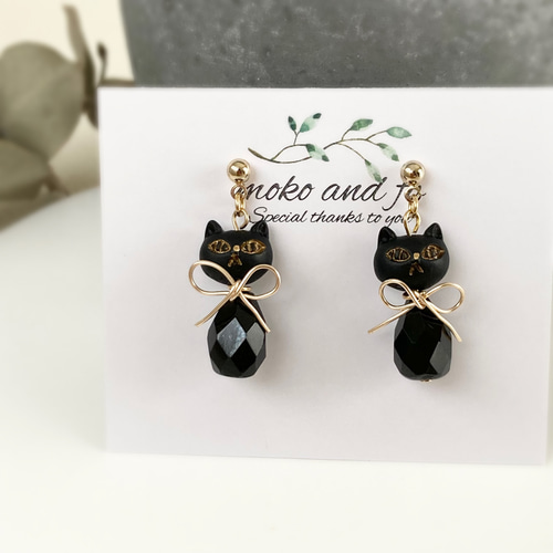 ワイヤーリボンをつけた黒猫とチェコビーズのピアス／フック