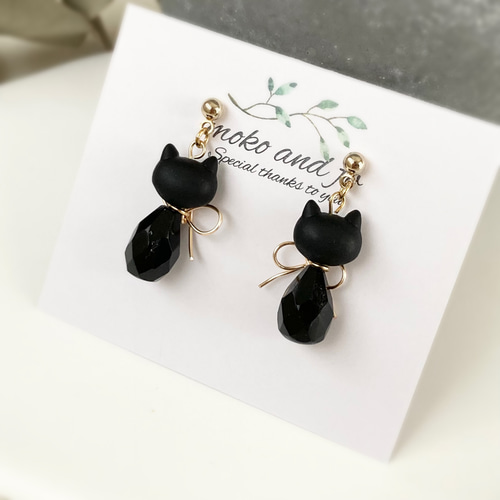 ワイヤーリボンをつけた黒猫とチェコビーズのピアス／フック