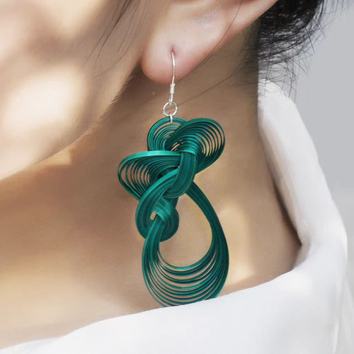 ハンドメイド 竹製 ピアス イヤリング 踊る魂 耳飾 赤い 極軽い ノン