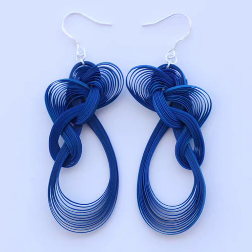 ハンドメイド 竹製 ピアス イヤリング 踊る魂 耳飾 赤い 極軽い ノン