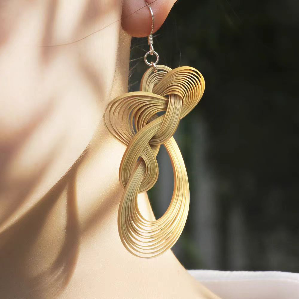 ハンドメイド 竹製 ピアス イヤリング 踊る魂 耳飾 竹色 極軽い ノンホール クリップ式可能 恋人記念日 母の日ギフト