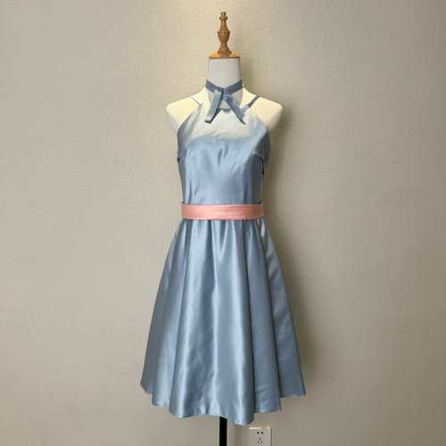 優雅なシルエットAライン ホルターネック水色 背中見せ 取り外し可能  