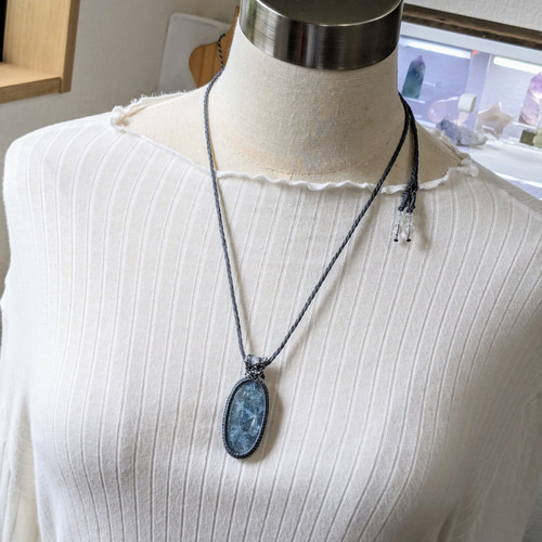 『天海』オーロラシラー入りアクアマリンとブラックアクアマリンのマクラメネックレス 天海』オーロラシラー入りアクアマリンとブラックアクアマリンの