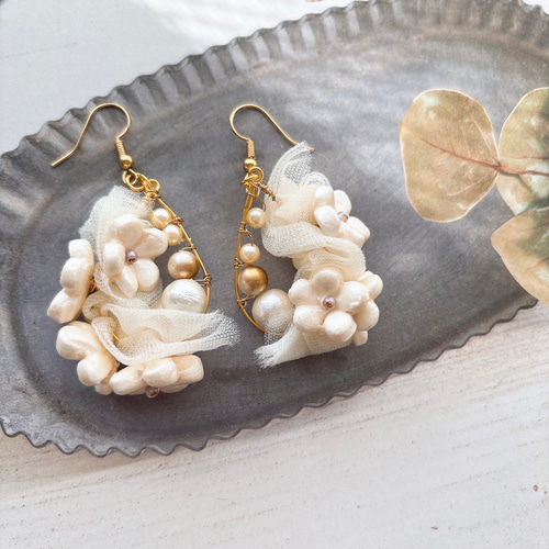 雫にお花とパールのピアス ピアス（フック・チェーン） アノネノ 