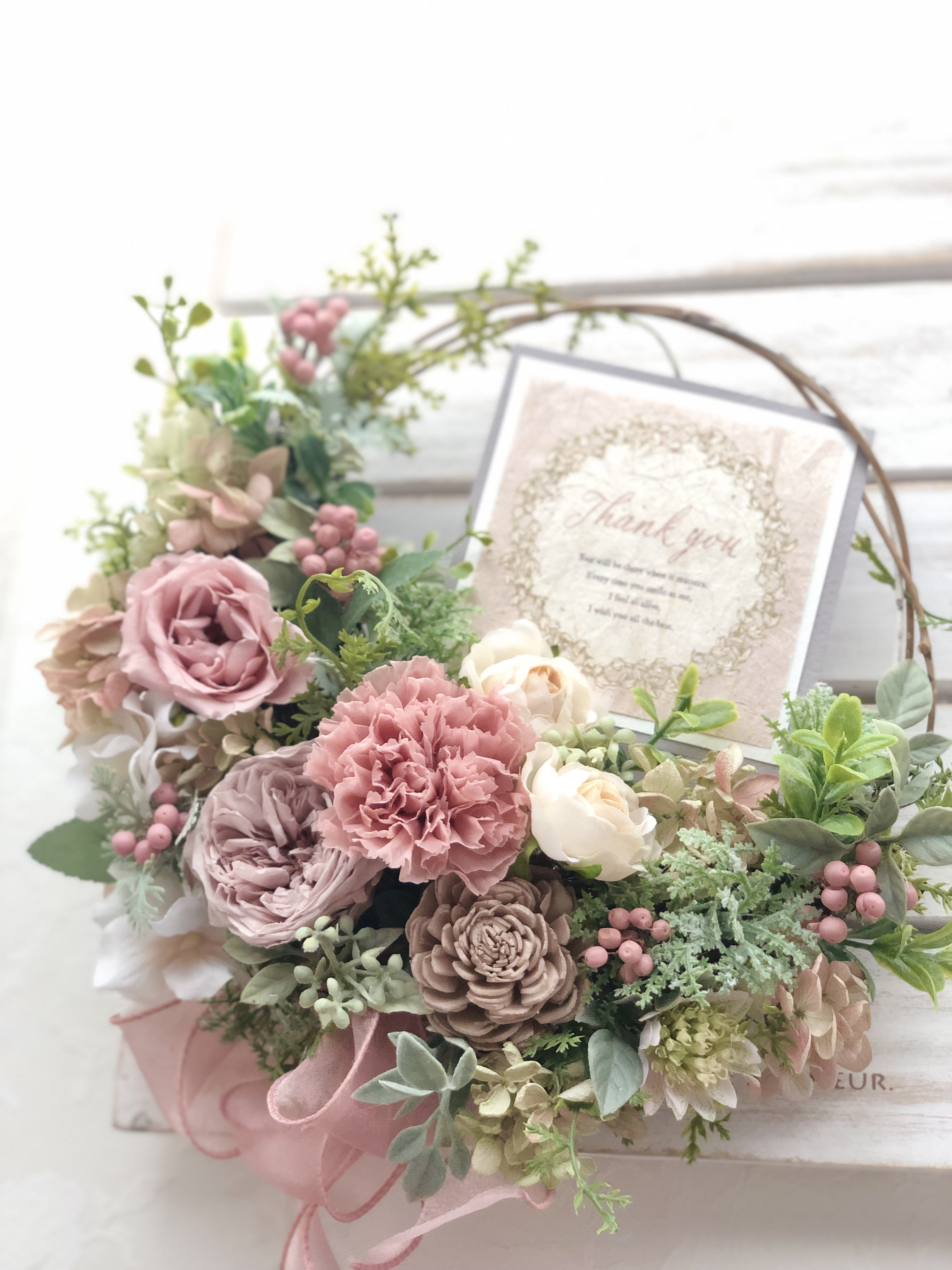 アンティークピンクとスプリンググリーンの三日月リース