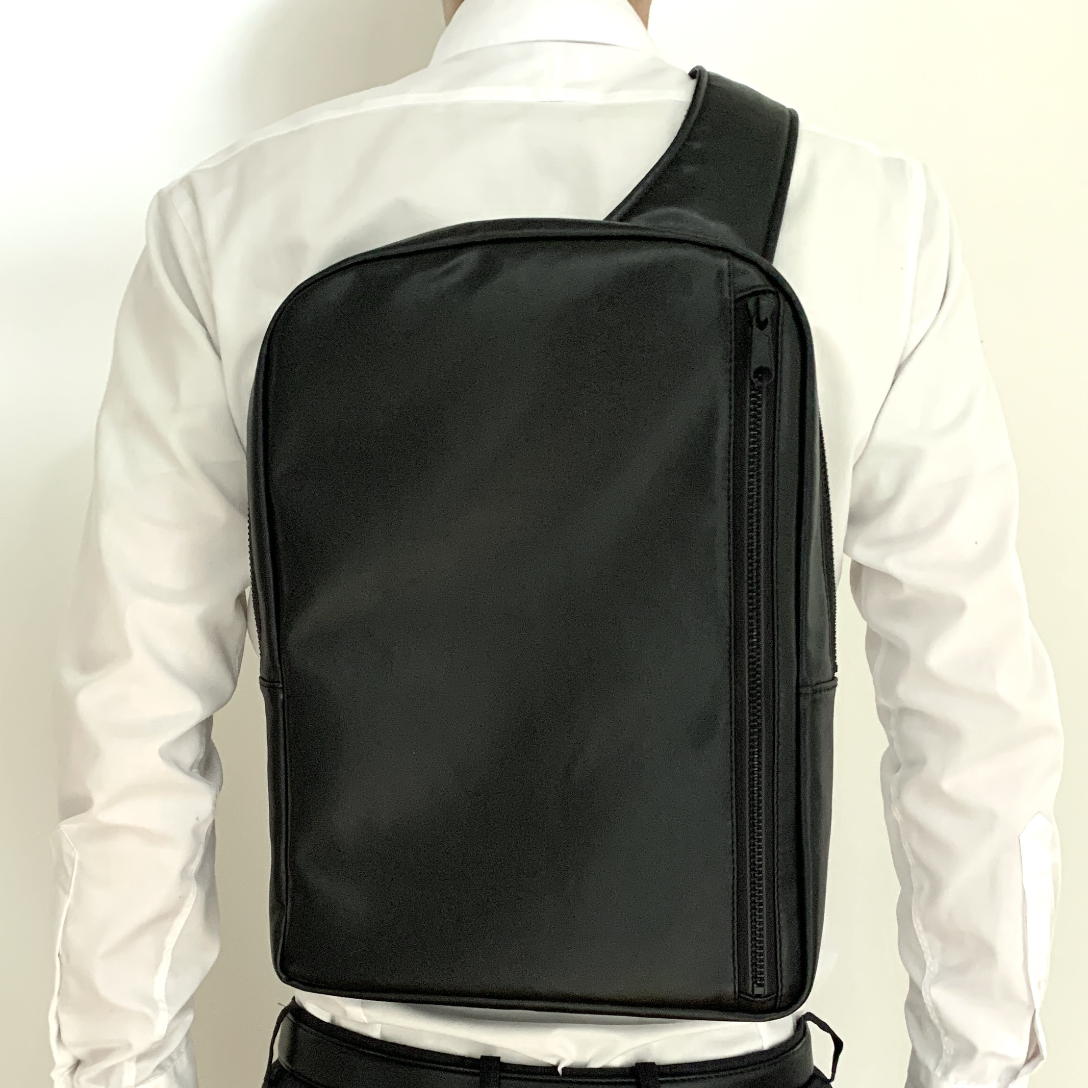 まっすぐ背負えるワンショルダーバッグ　軽量　薄型　合皮　ブラック　A4