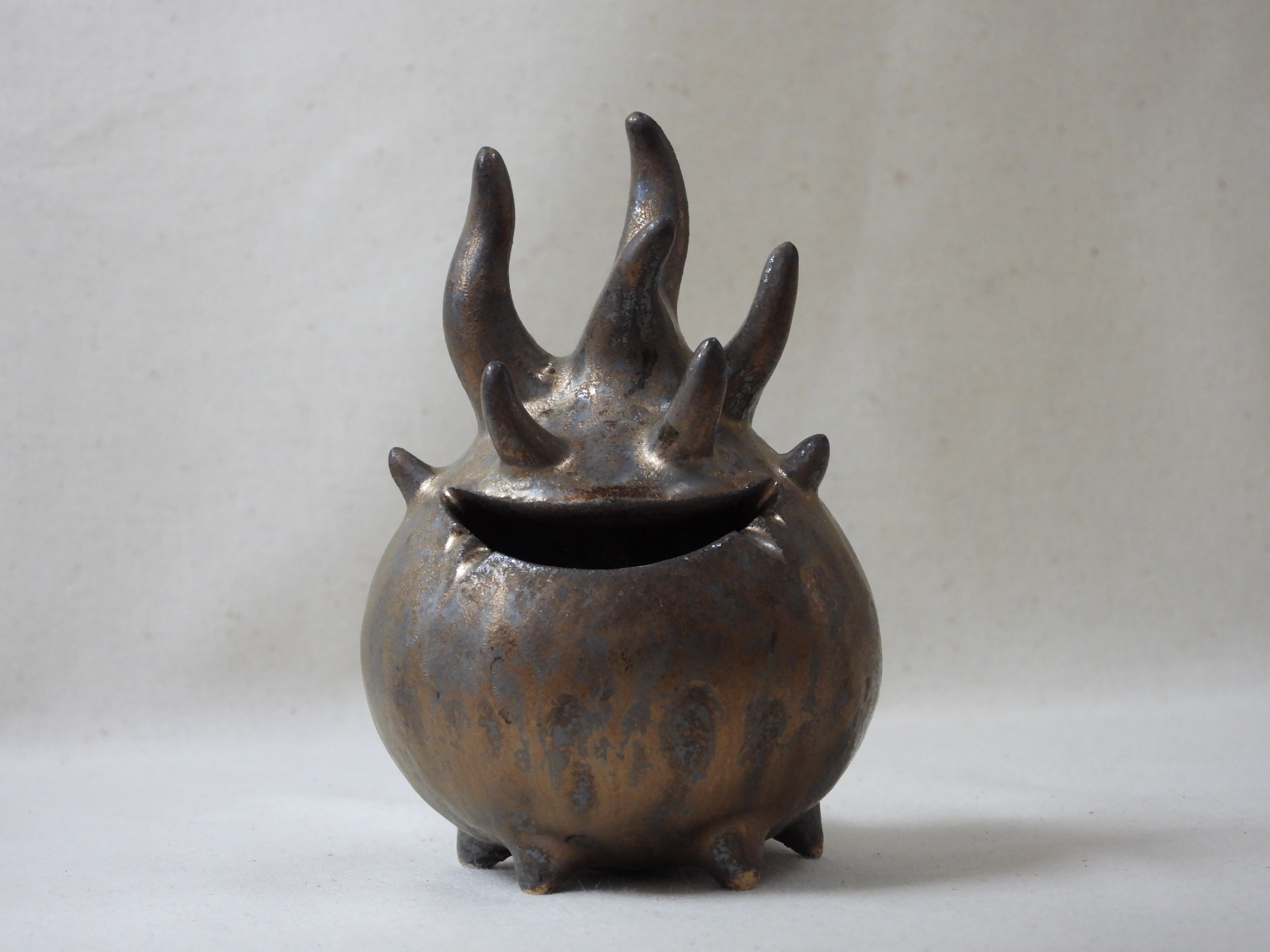 棘丸金鬼陶製オブジェ 4,505円