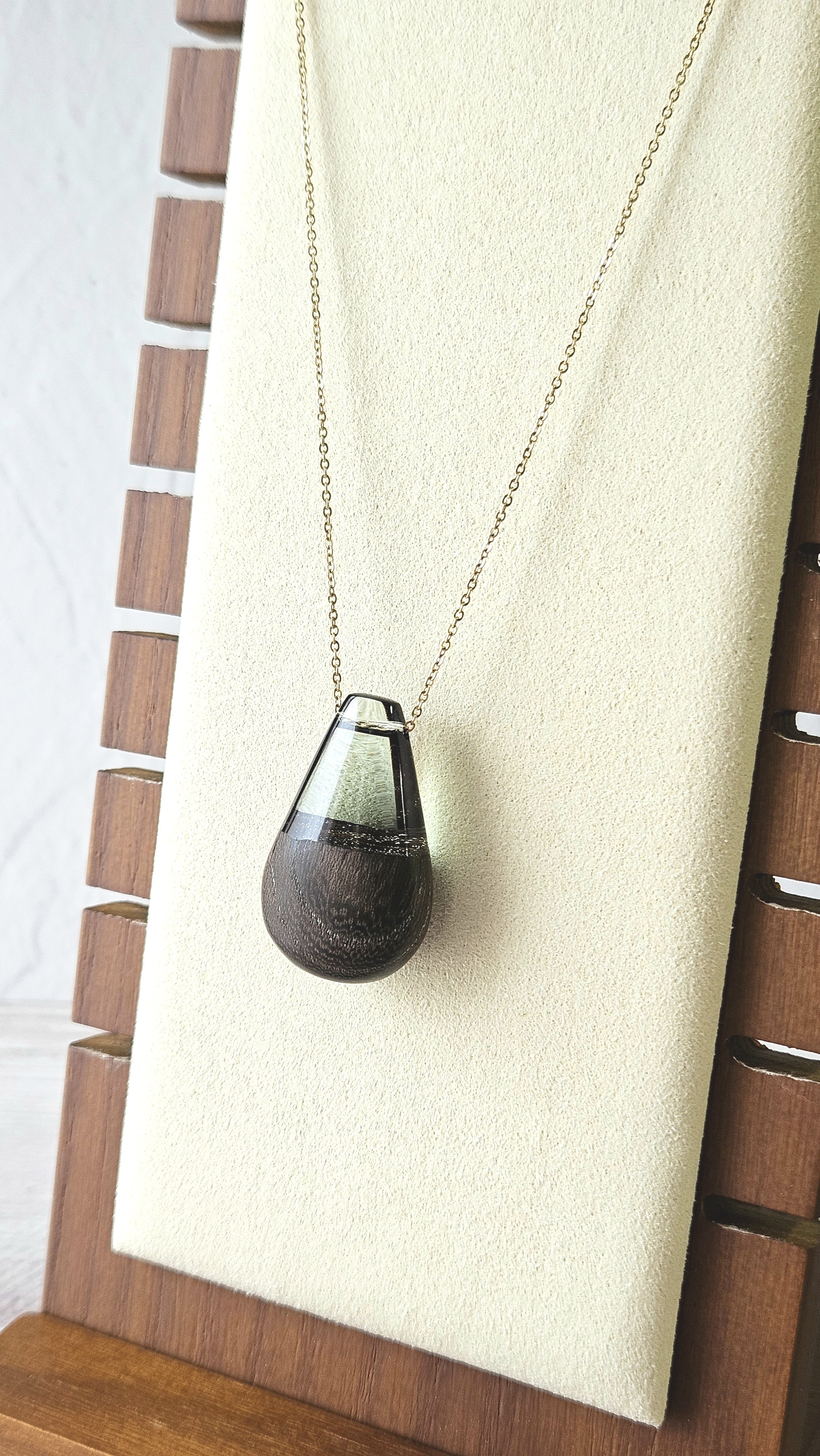 希少天然木ネックレス【神代けやき】のウッドレジン 透明感