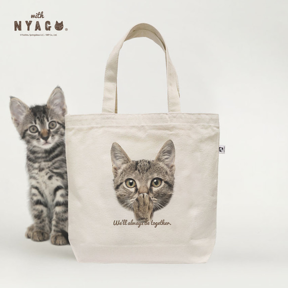 with NYAGO トートバッグ ［ ソラちゃん 肉球をペロペロするにゃ~。 1001 ］ 1枚目の画像