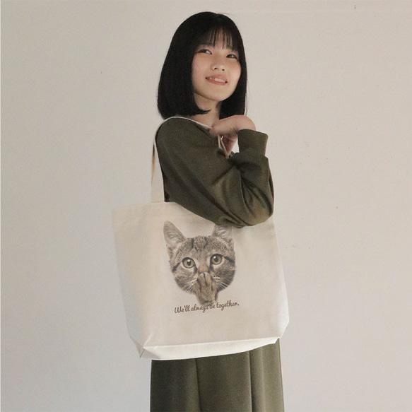 with NYAGO トートバッグ ［ ソラちゃん 肉球をペロペロするにゃ~。 1001 ］ 3枚目の画像