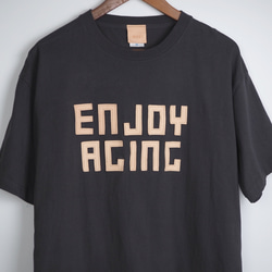 レザーパッチ「ENJOY AGING」の 半袖 Tシャツ（5色）牛革 ワッペン 3枚目の画像