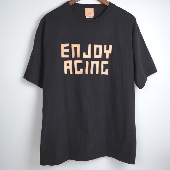 レザーパッチ「ENJOY AGING」の 半袖 Tシャツ（5色）牛革 ワッペン 2枚目の画像