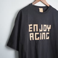 レザーパッチ「ENJOY AGING」の 半袖 Tシャツ（5色）牛革 ワッペン 1枚目の画像