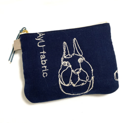 ＊ RABBIT  刺繍　ワイヤーアート フラットポーチ ＊　ネイビー 1枚目の画像