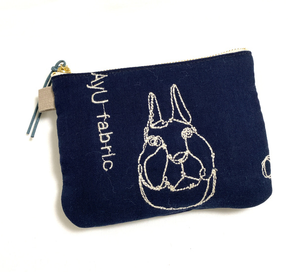 ＊ RABBIT  刺繍　ワイヤーアート フラットポーチ ＊　ネイビー 1枚目の画像