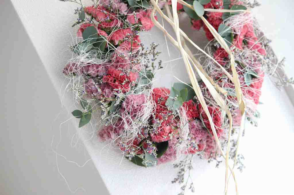 濃オレンジピンク色のスターチスとブルーファンタジアのリースSサイズ30㎝