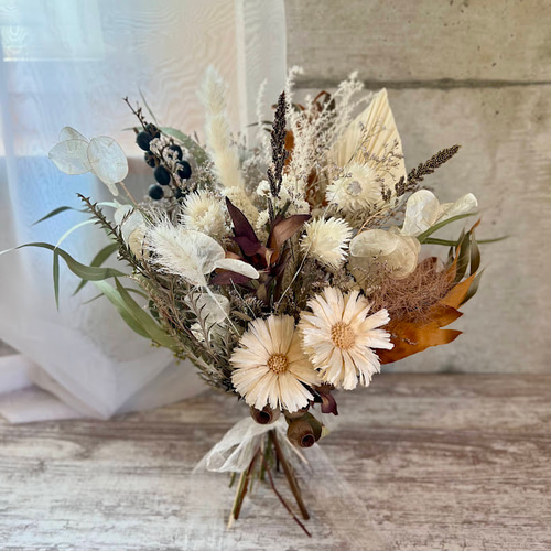 ちょっぴり黒がアクセント！白いドライフラワーブーケ ブーケ Natural