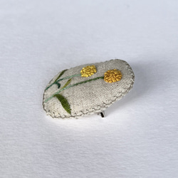 クラスペディアの花の刺繍ブローチ 6枚目の画像