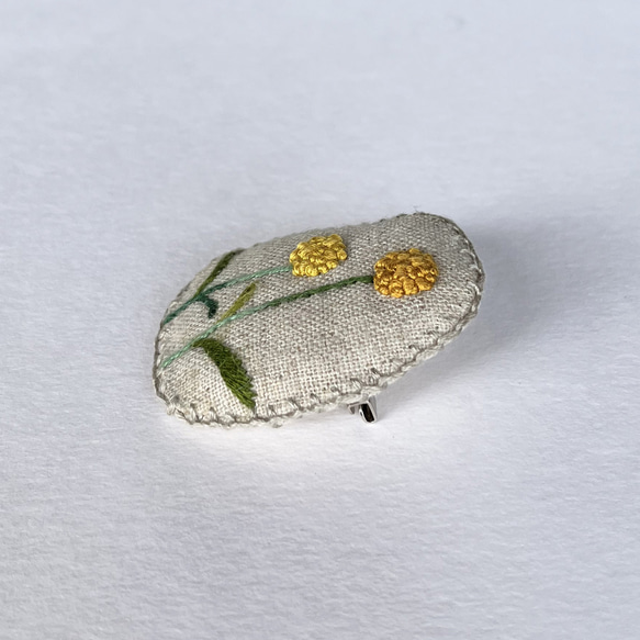 クラスペディアの花の刺繍ブローチ 6枚目の画像