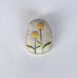 クラスペディアの花の刺繍ブローチ 1枚目の画像