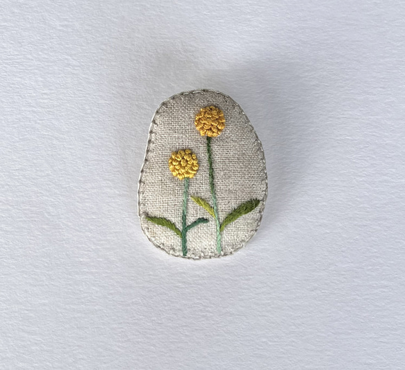 クラスペディアの花の刺繍ブローチ 1枚目の画像