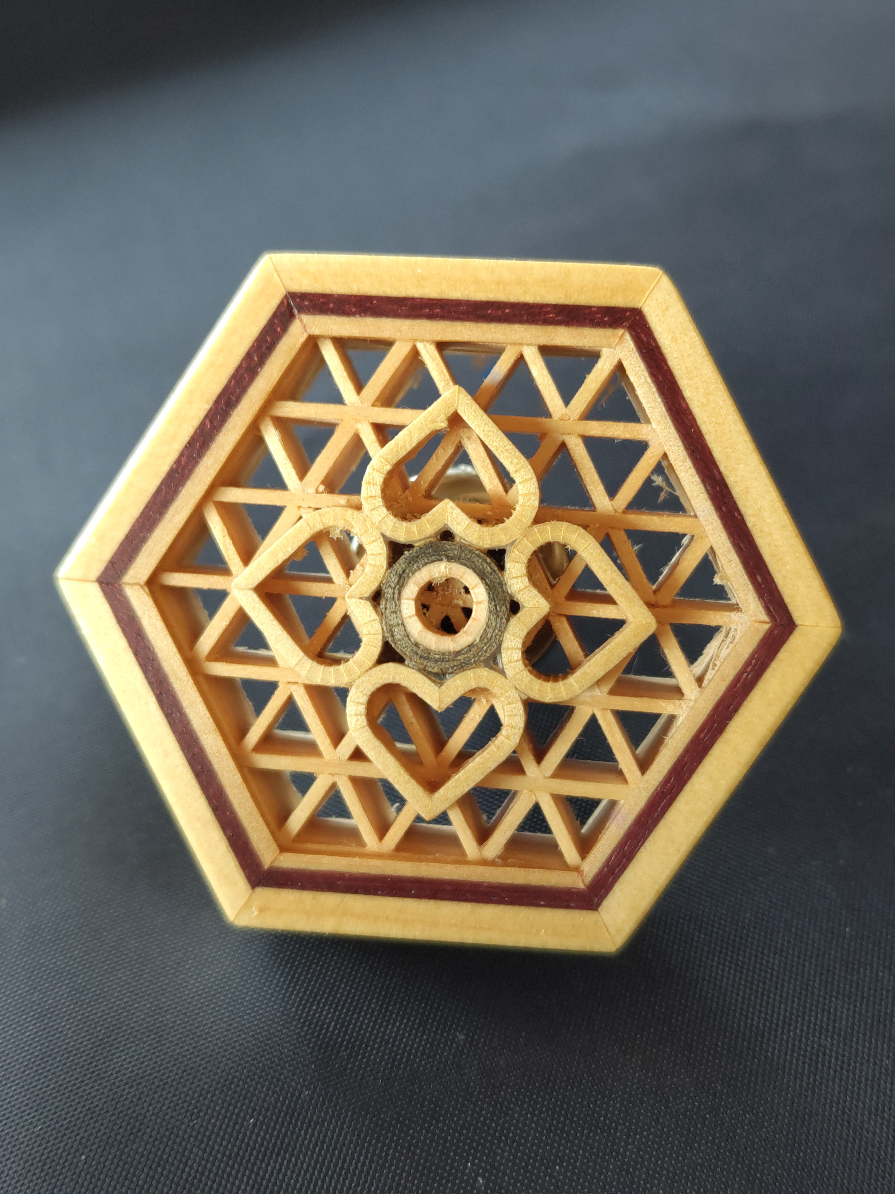 ハート型花葉模様ブローチ