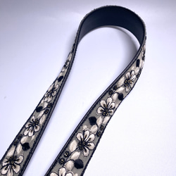 インド刺繍リボン　スマホストラップホルダー付きショルダーストラップ　裏地合皮レザー　チュール/ブラック 5枚目の画像