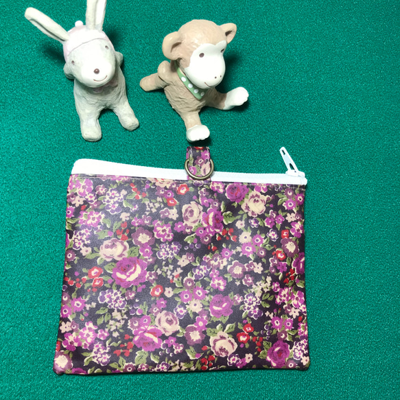 紫花柄ラミネートのパスケース 2枚目の画像