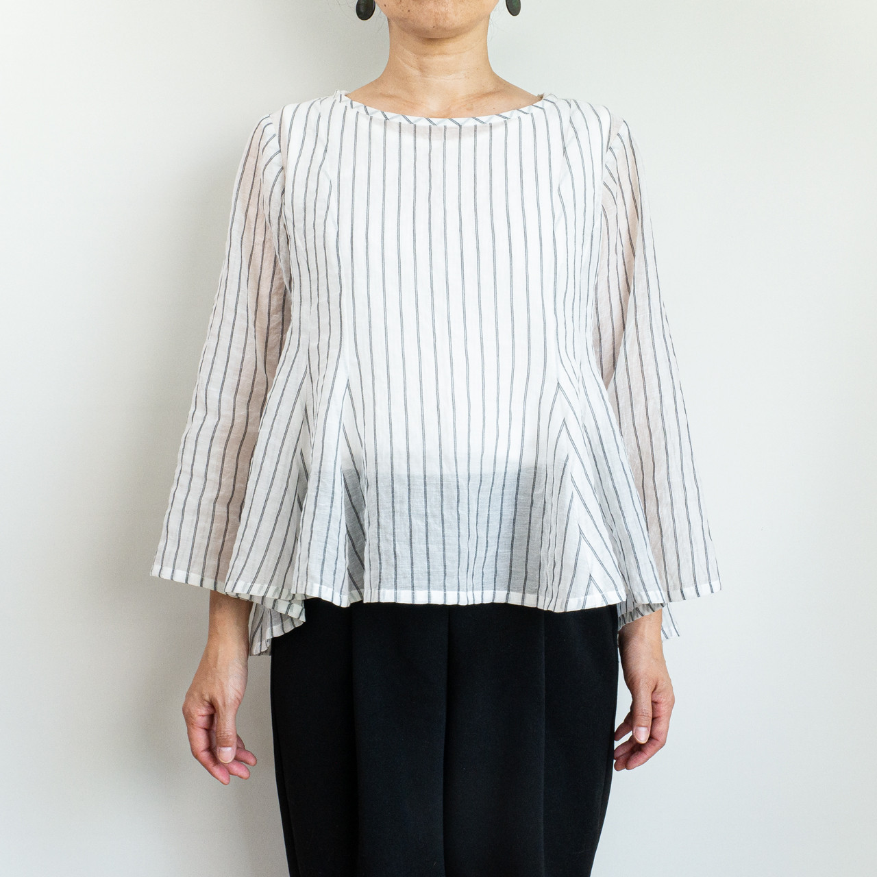 コットンシルクのふんわりプルオーバー【白×黒ストライプ・M/L・八分袖】