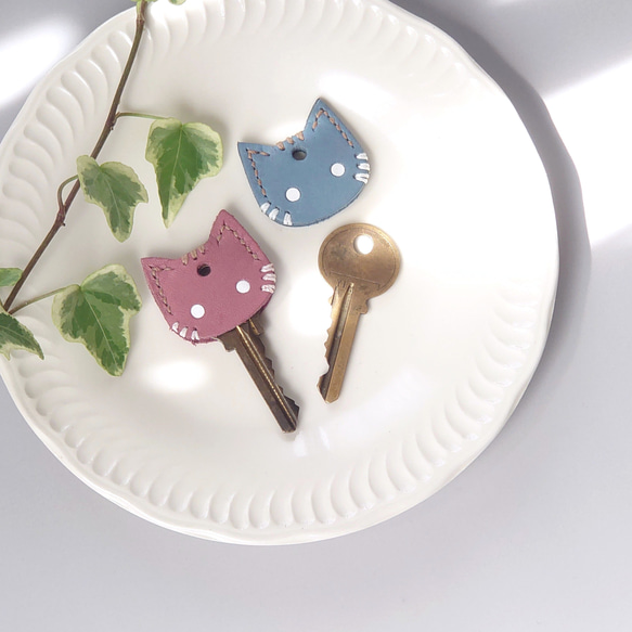 防犯にも！【革にゃんこ】猫キーカバー【くすみカラー2色選択】※2個セットではありません※可愛い台紙パッケージ 1枚目の画像