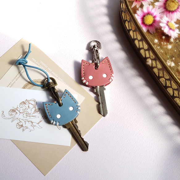 防犯にも！【革にゃんこ】猫キーカバー【くすみカラー2色選択】※2個セットではありません※可愛い台紙パッケージ 4枚目の画像