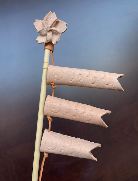 【新商品】ヌメ革で作られた鯉のぼり 2枚目の画像