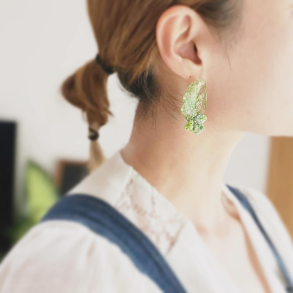 glassy  light green クリア　ビーズ刺繍　レジンピアス　レジンイヤリング　金属アレルギー対応　 5枚目の画像