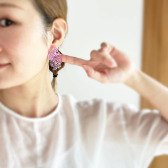 glassy  purple 紫陽花　クリア　ビーズ刺繍　レジンピアス　レジンイヤリング　金属アレルギー対応　 5枚目の画像