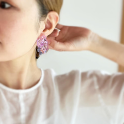 glassy  purple 紫陽花　クリア　ビーズ刺繍　レジンピアス　レジンイヤリング　金属アレルギー対応　 6枚目の画像