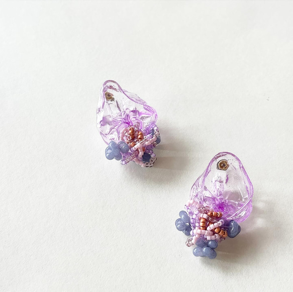 glassy  purple 紫陽花　クリア　ビーズ刺繍　レジンピアス　レジンイヤリング　金属アレルギー対応　 3枚目の画像