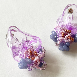 glassy  purple 紫陽花　クリア　ビーズ刺繍　レジンピアス　レジンイヤリング　金属アレルギー対応　 2枚目の画像