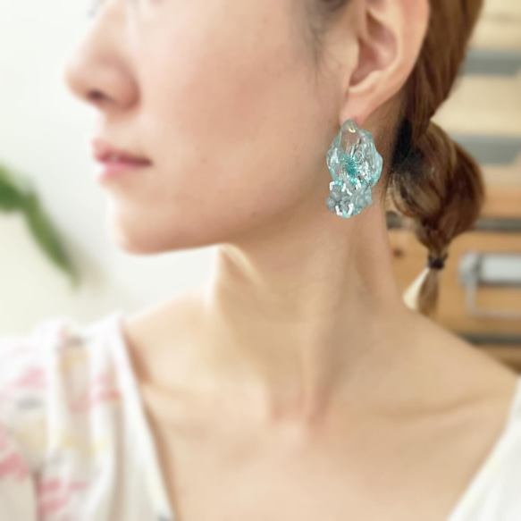 glassy  Sky blue 水色　クリア　ビーズ刺繍　レジンピアス　レジンイヤリング　金属アレルギー対応　 5枚目の画像