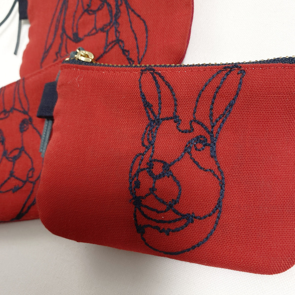 ＊ RABBIT  刺繍　ワイヤーアート ミニポーチ ＊　赤 2枚目の画像