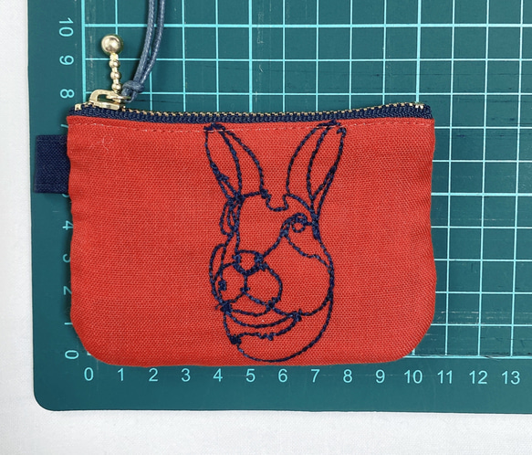 ＊ RABBIT  刺繍　ワイヤーアート ミニポーチ ＊　赤 6枚目の画像