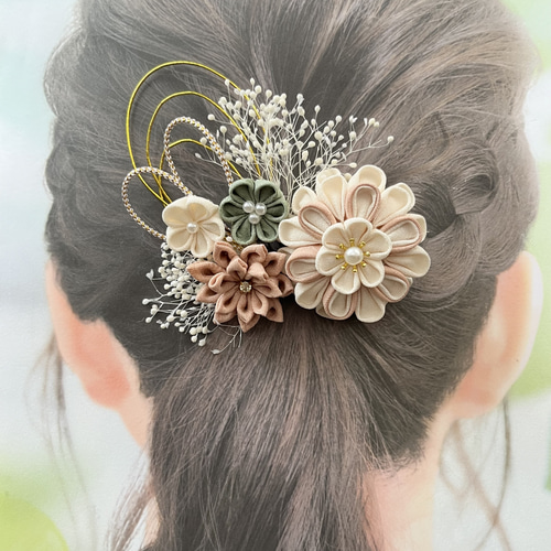 髪飾り　アイボリー×グレージュ　つまみ細工 受注制作】114 和装髪飾り つまみ細工 アイボリー ピンク 緑 結婚式