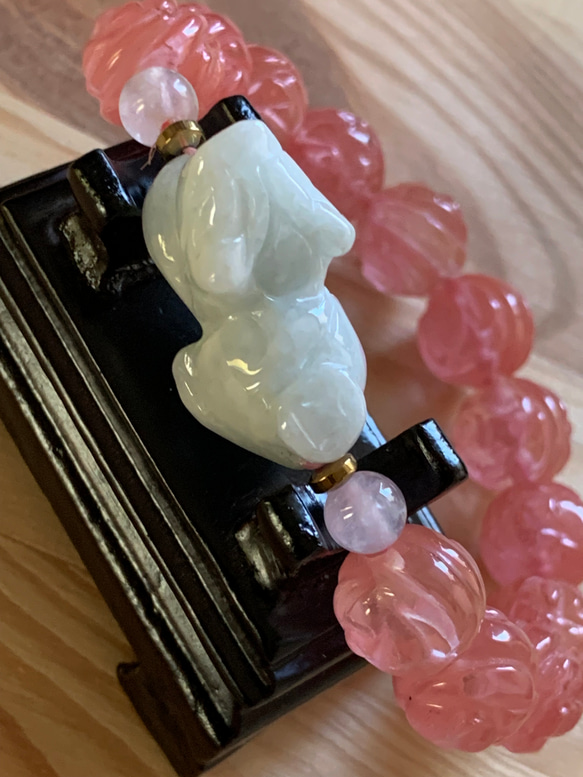 手彫り珠：苺水晶薔薇の彫珠とミャンマー翡翠ヒキュウ彫り珠のブレスレット 1枚目の画像