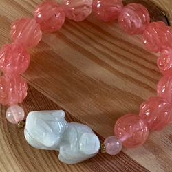 手彫り珠：苺水晶薔薇の彫珠とミャンマー翡翠ヒキュウ彫り珠のブレスレット 7枚目の画像