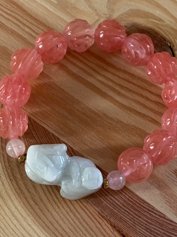 手彫り珠：苺水晶薔薇の彫珠とミャンマー翡翠ヒキュウ彫り珠のブレスレット 7枚目の画像