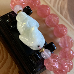 手彫り珠：苺水晶薔薇の彫珠とミャンマー翡翠ヒキュウ彫り珠のブレスレット 4枚目の画像